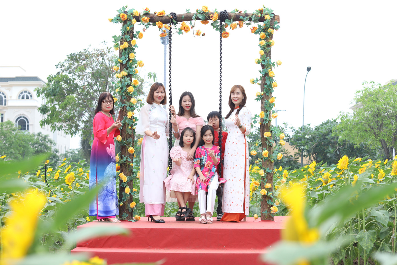 Tranh thủ thời gian rỗi, nhiều phụ huynh nhanh chóng dẫn theo con em mình đến đây vui chơi, thư giãn.