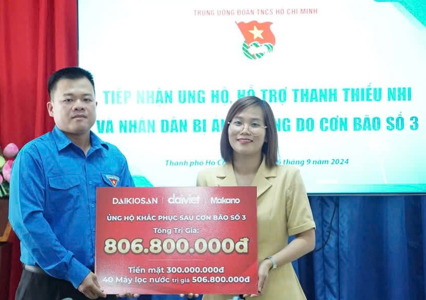 Đại diện Văn phòng Trung ương Đoàn phía Nam tiếp nhận khoản ủng hộ từ doanh nghiệp để hỗ trợ các địa phương miền Bắc khắc phục hậu quả bão lũ. Đại diện Văn phòng Trung ương Đoàn phía Nam tiếp nhận khoản ủng hộ từ doanh nghiệp để hỗ trợ các địa phương miền Bắc khắc phục hậu quả bão lũ.