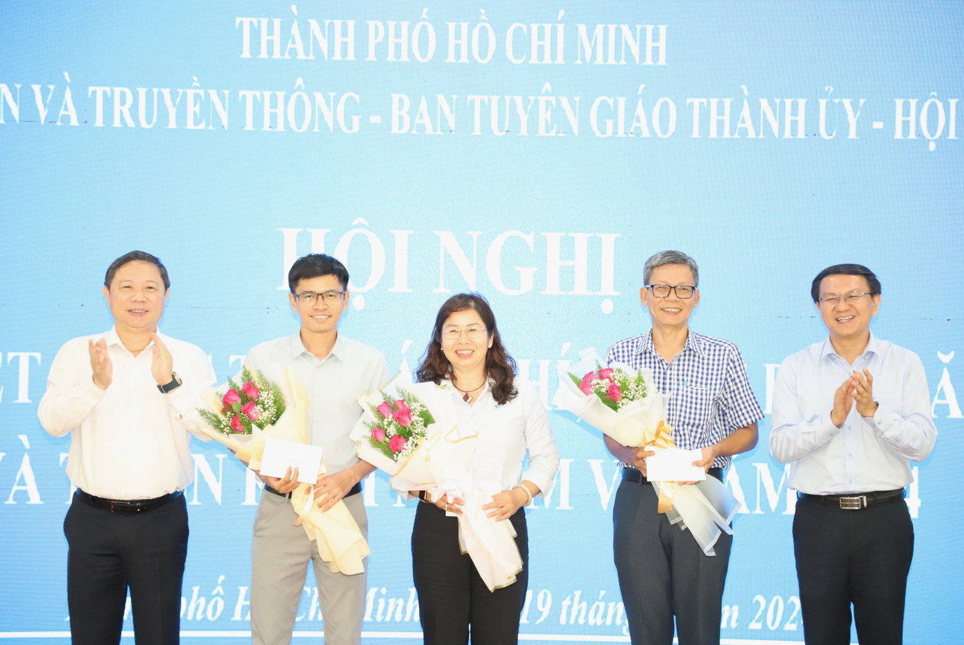 Dịp này, lãnh đạo TPHCM biểu dương, khen thưởng các tác giả, nhóm dịch giả có tác phẩm đạt các giải thưởng báo chí quốc gia, giải thưởng sách quốc gia năm 2023.