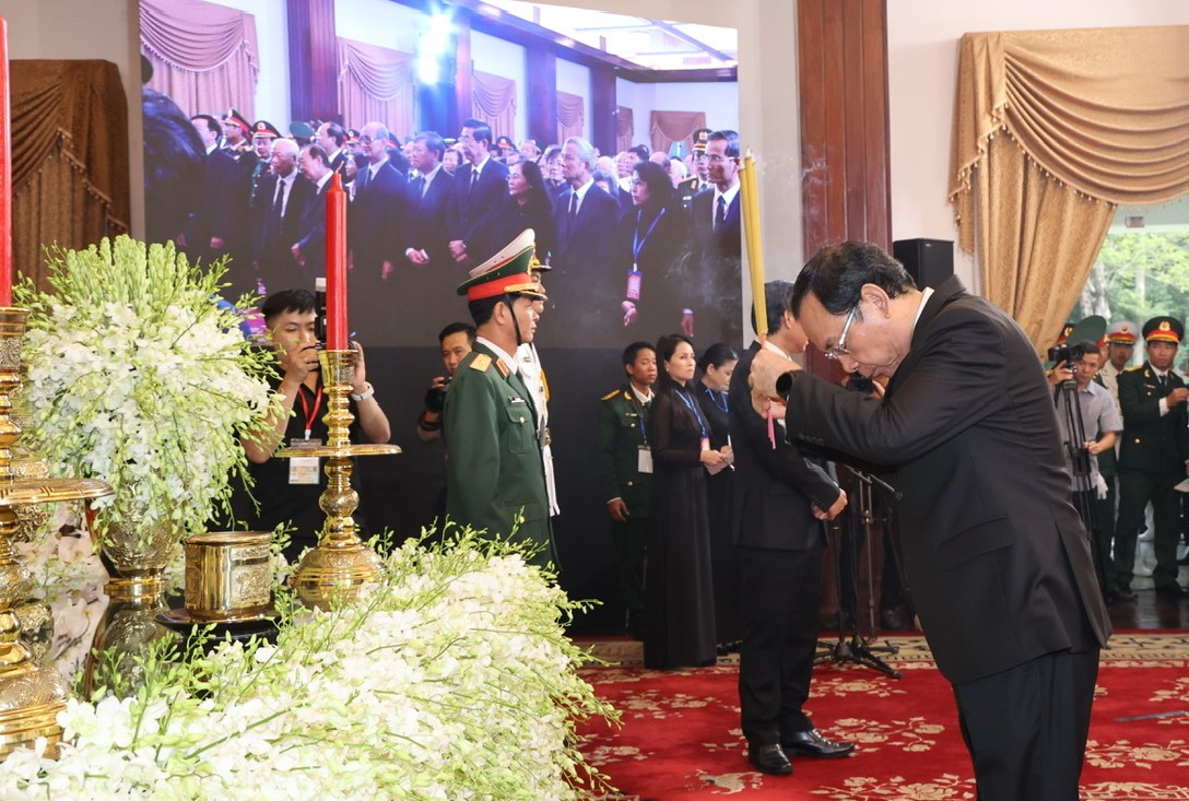 Bí thư Thành ủy TPHCM Nguyễn Văn Nên thắp hương tưởng niệm Tổng Bí thư Nguyễn Phú Trọng.