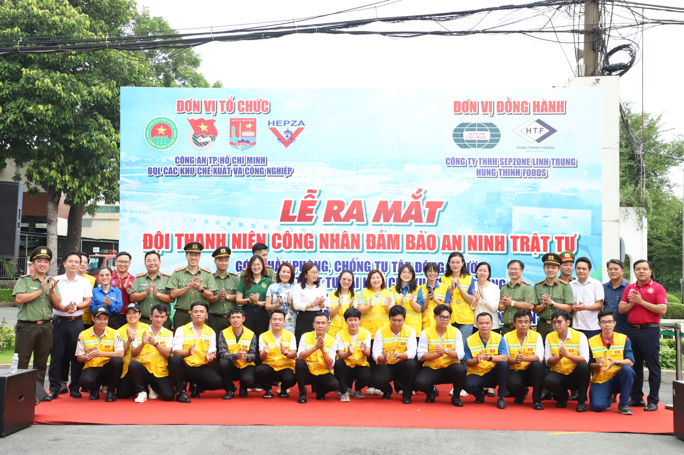 Lãnh đạo các đơn vị thuộc CATP cùng các thành viên đội hình Thanh niên công nhân đảm bảo ANTT tại Khu chế xuất Linh Trung 1 tại buổi lễ ra mắt.