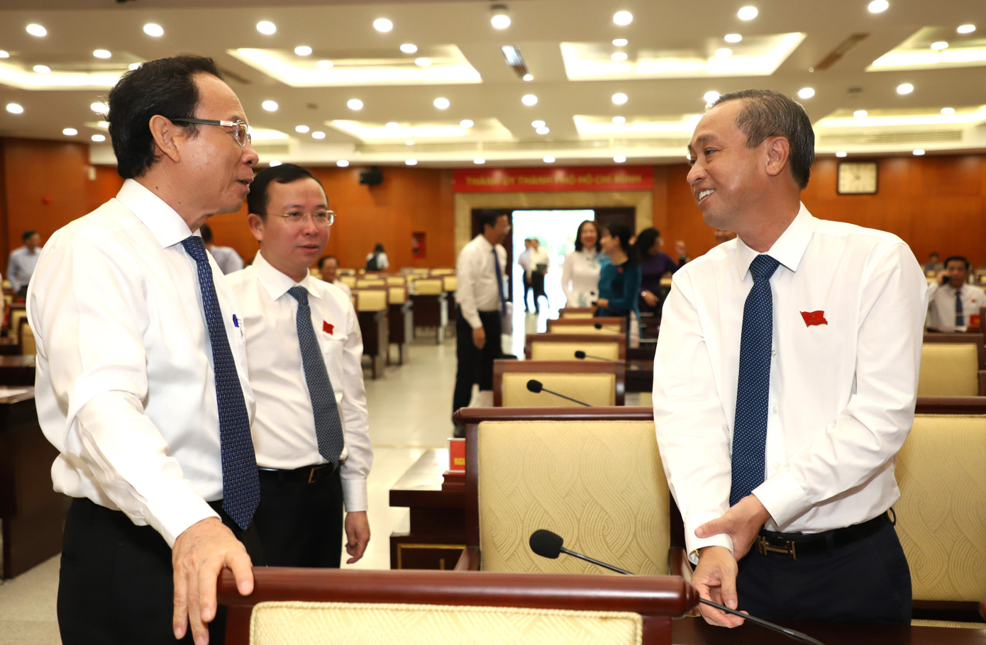 Bí thư Thành ủy TPHCM Nguyễn Văn Nên trao đổi cùng các đại biểu dự kỳ họp.