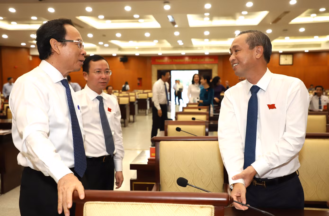 Lãnh đạo TPHCM trao đổi tại kỳ họp gần nhất, Kỳ họp thứ 14 HĐND TPHCM khóa X. Ảnh: Ngô Tùng Lãnh đạo TPHCM trao đổi tại kỳ họp gần nhất, Kỳ họp thứ 14 HĐND TPHCM khóa X. Ảnh: Ngô Tùng