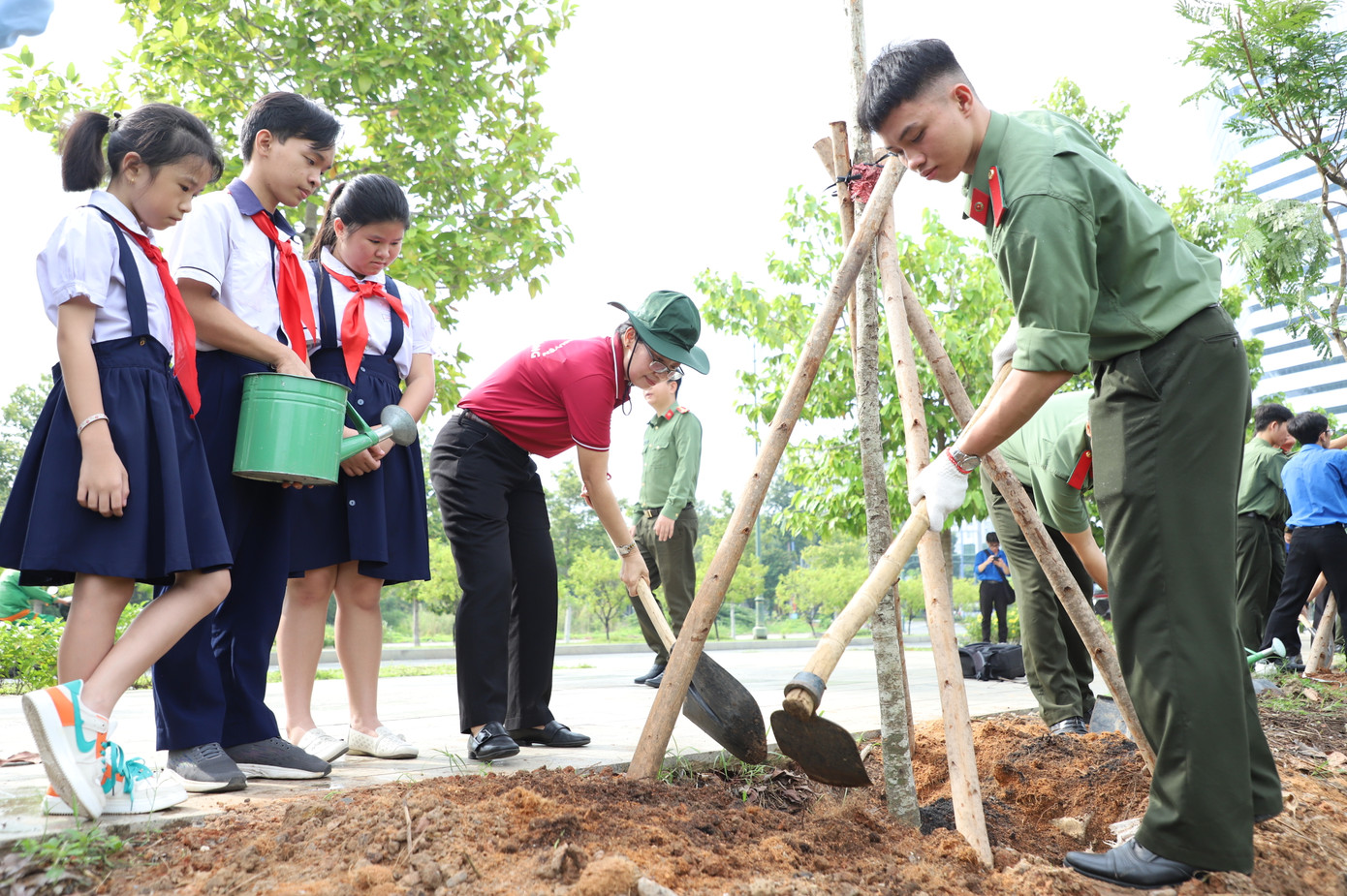 Phó Chủ tịch UBND TPHCM Trần Thị Diệu Thúy tham gia hoạt động tạo mảng xanh trong khu đô thị. Phó Chủ tịch UBND TPHCM Trần Thị Diệu Thúy tham gia hoạt động tạo mảng xanh trong khu đô thị.