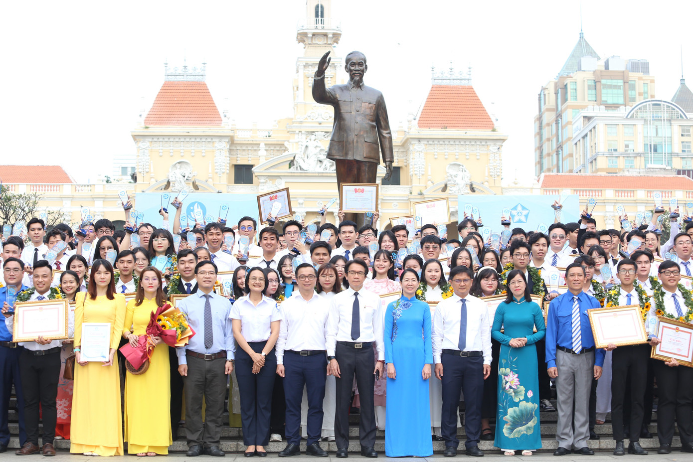 Các vị lãnh đạo chụp ảnh lưu niệm cùng các bạn sinh viên tiêu biểu.