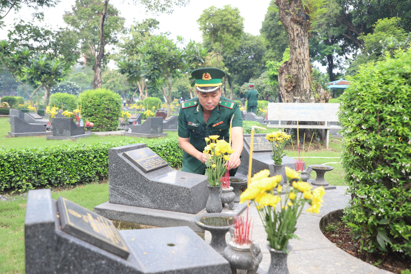 Cán bộ, chiến sĩ cùng dâng lên phần mộ liệt sĩ những nén tâm hương với lòng thành kính, biết ơn.