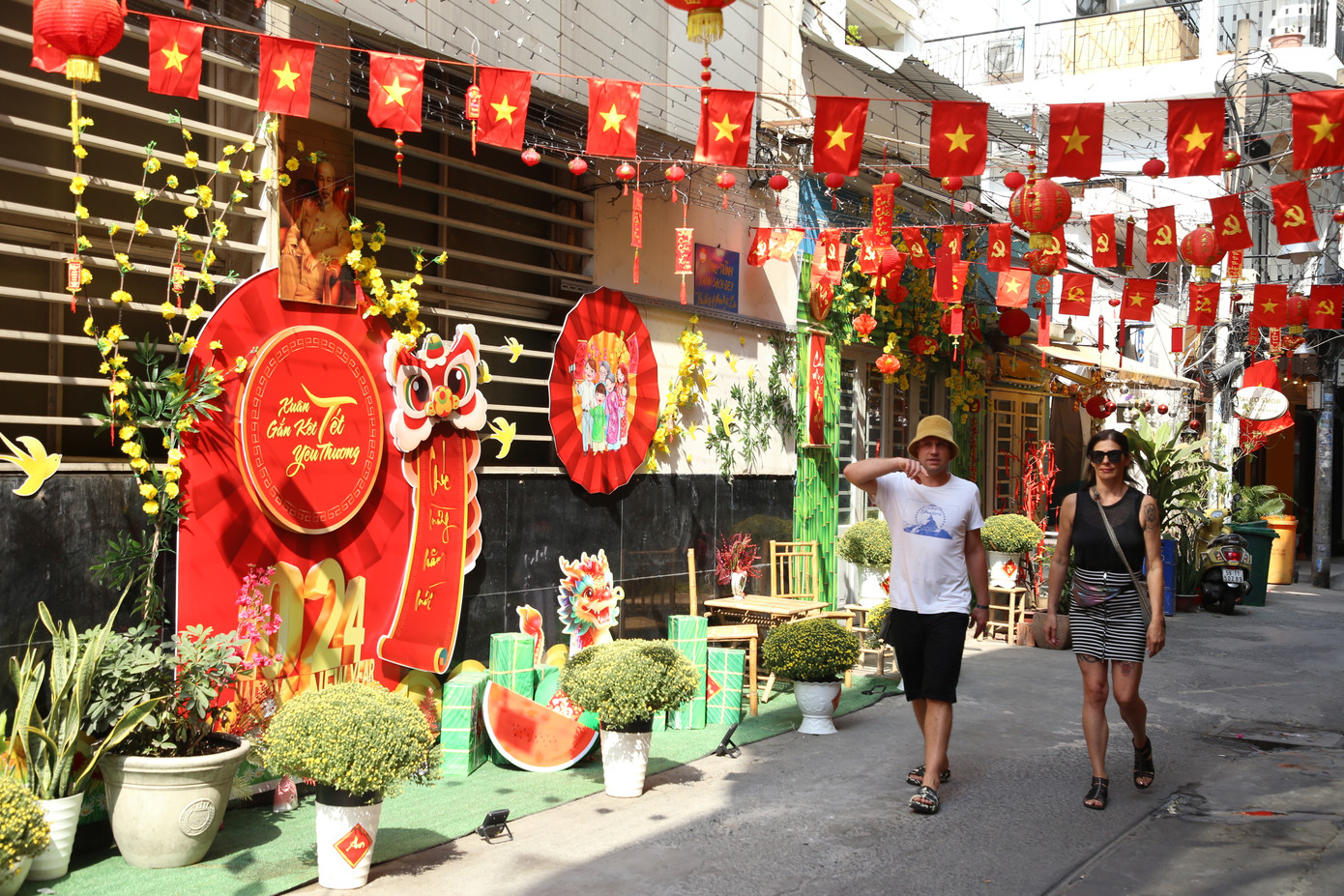 Du khách tản bộ trên cung đường rộn ràng sắc xuân.