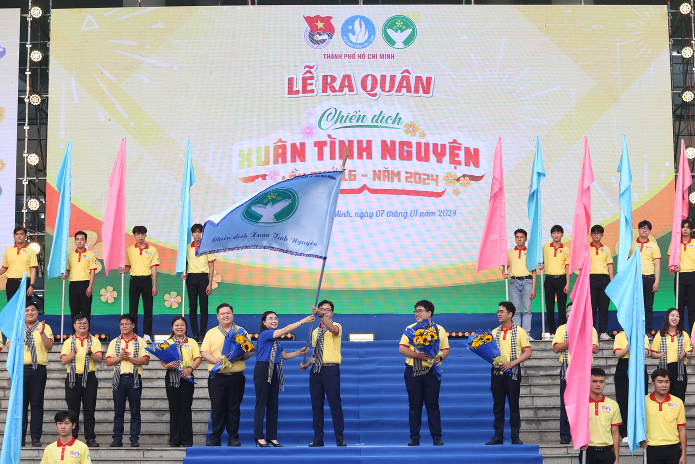 Bí thư T.Ư Đoàn Nguyễn Phạm Duy Trang trao cờ xuất quân chiến dịch cho Chỉ huy trưởng chiến dịch Xuân tình nguyện năm 2024 Nguyễn Tất Toàn, chính thức bắt đầu các hoạt động tình nguyện dịp Tết Nguyên đán của tuổi trẻ TPHCM. Ảnh: Ngô Tùng
