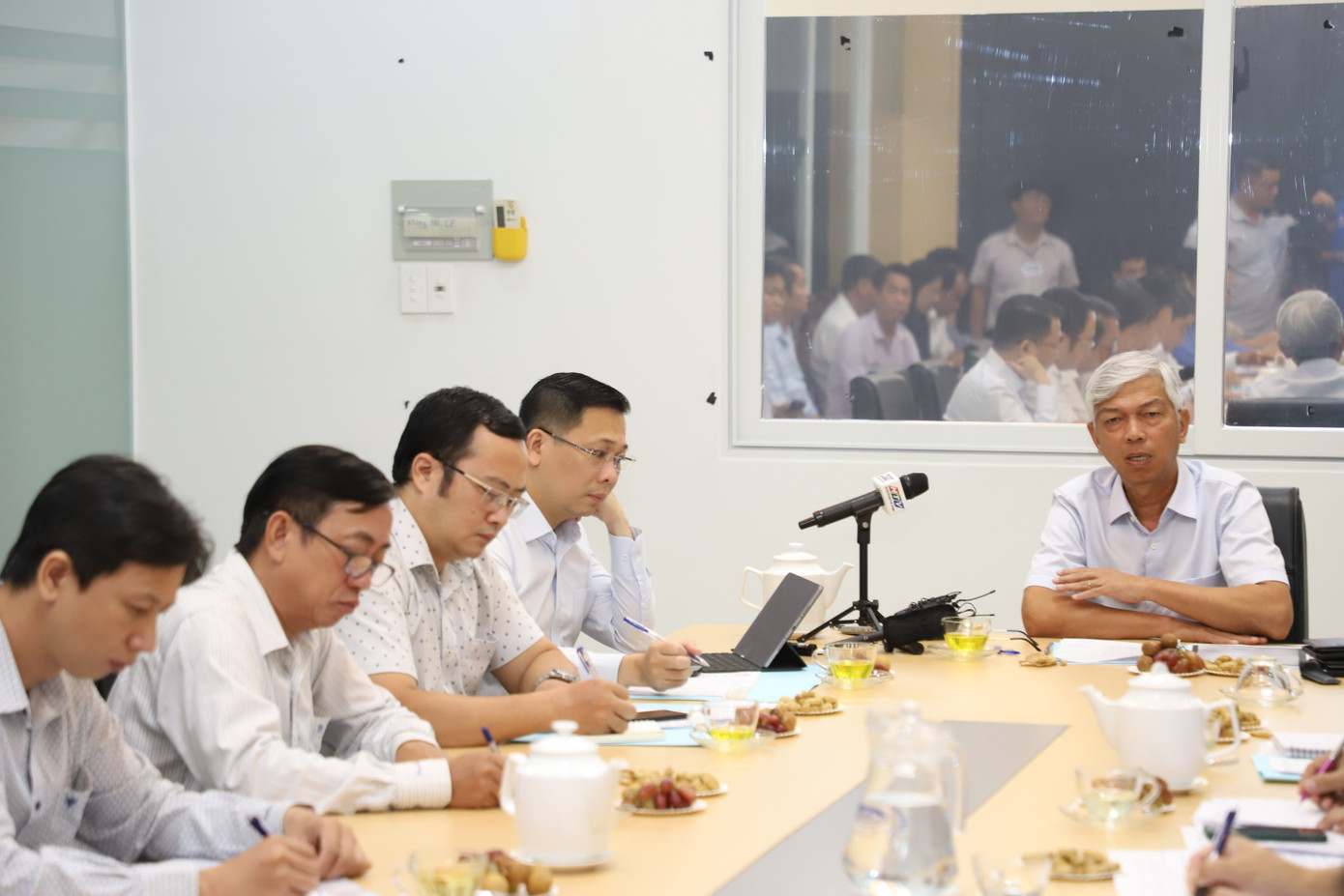 Cũng tại buổi làm việc, lãnh đạo TPHCM đã chỉ đạo các đơn vị khẩn trương thực hiện các biện pháp di dời hạ tầng kỹ thuật liên quan để tiếp tục đẩy nhanh tiến độ thực hiện dự án. Ảnh: Ngô Tùng Cũng tại buổi làm việc, lãnh đạo TPHCM đã chỉ đạo các đơn vị khẩn trương thực hiện các biện pháp di dời hạ tầng kỹ thuật liên quan để tiếp tục đẩy nhanh tiến độ thực hiện dự án. Ảnh: Ngô Tùng