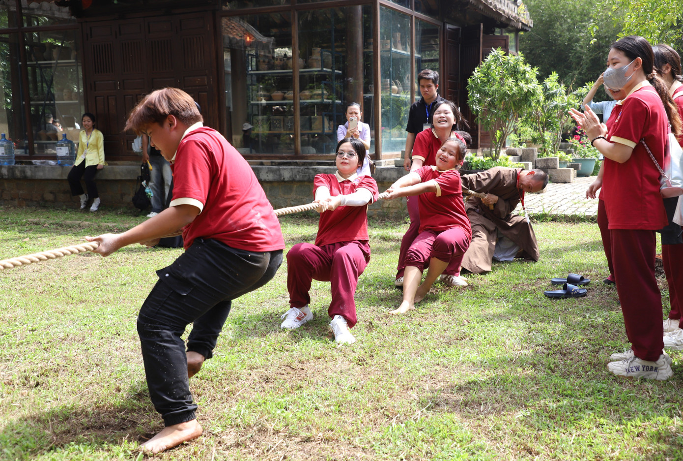 Ngoài tính chất giải trí vui nhộn, các trò chơi còn giúp bạn trẻ rèn luyện khả năng nhanh nhẹn, khéo léo, góp phần cố kết tinh thần đồng đội, tinh thần đoàn kết trong một tập thể.
