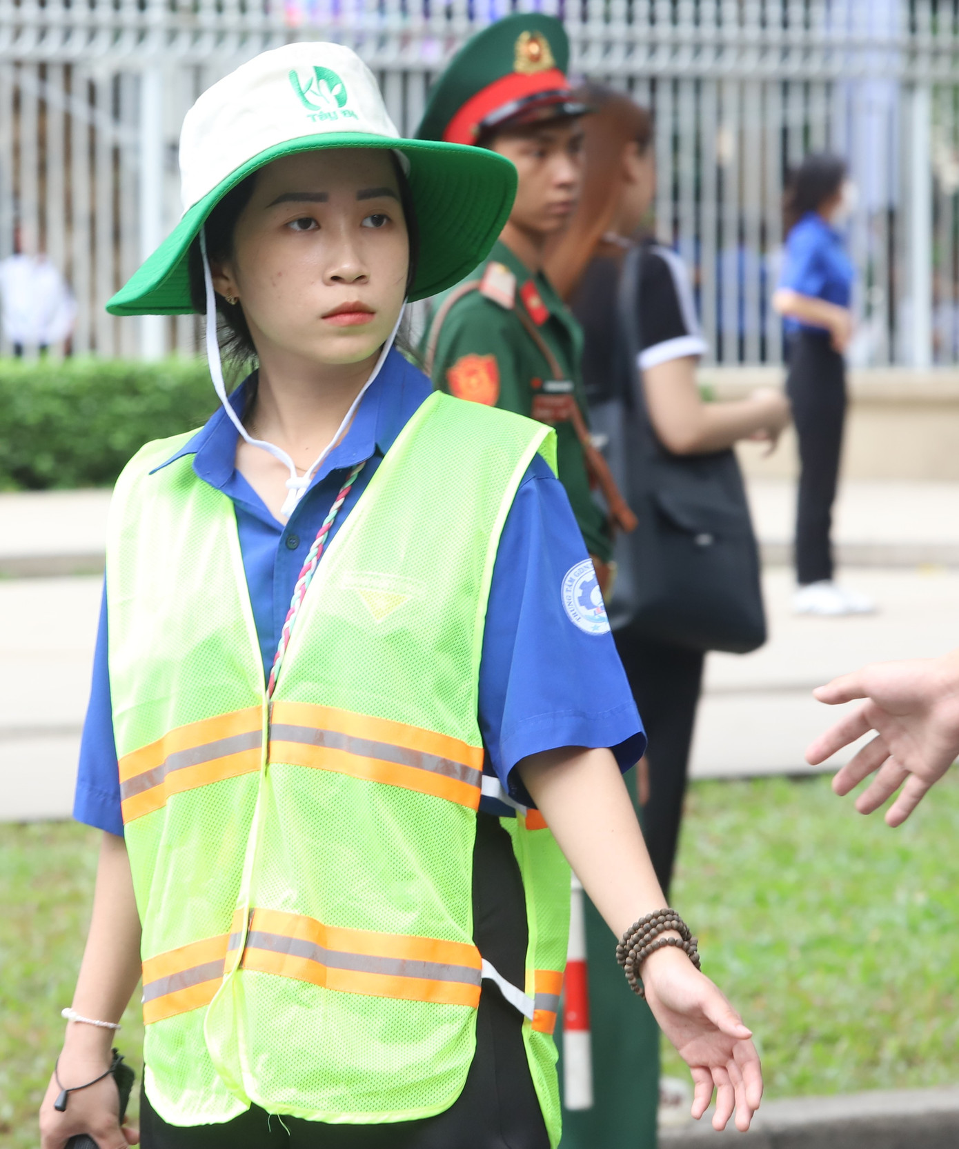 Bạn Trần Nhật Minh Vy - sinh viên năm nhất khoa Địa lý, Trường Đại học Sư phạm TPHCM - cho biết đã có mặt tại điểm trực từ 6h30 sáng để cùng các tình nguyện viên khác hỗ trợ điều phối trật tự, hướng dẫn người dân qua đường khi đi tham gia Lễ viếng.