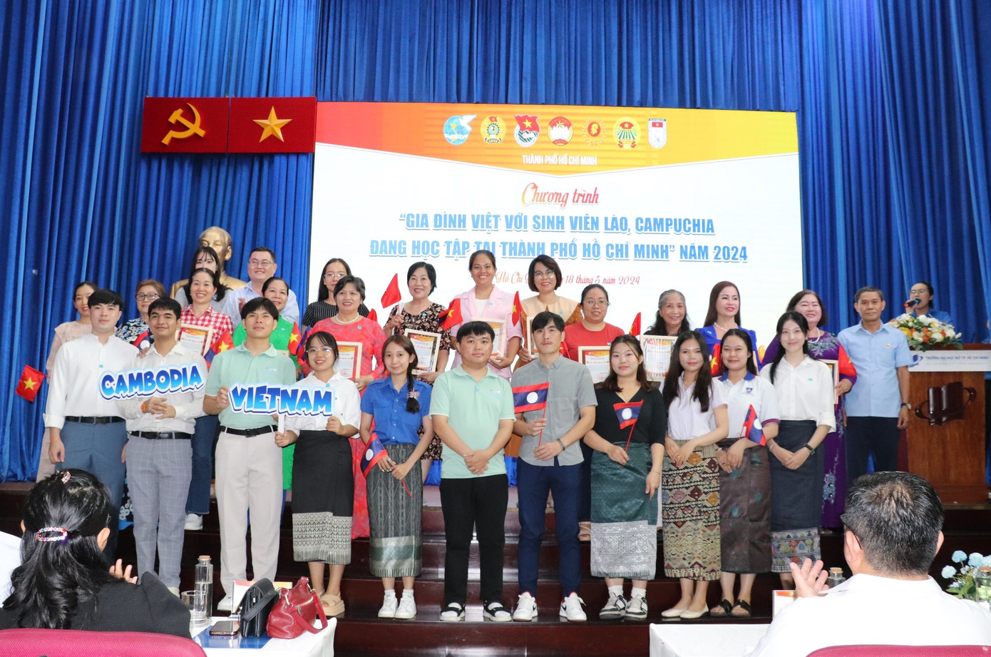 Các em sinh viên quốc tế cùng cha mẹ nuôi tại chương trình. Ảnh: MTTQ TPHCM