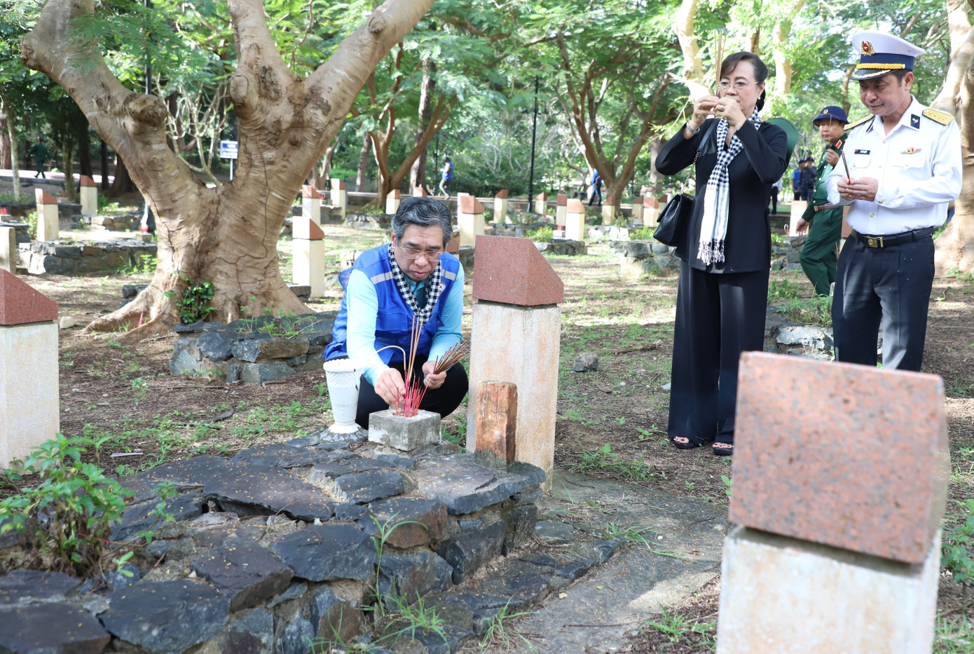 Lãnh đạo, nguyên lãnh đạo TPHCM thắp hương phần mộ liệt sĩ tại Nghĩa trang Liệt sĩ Hàng Dương (huyện Côn Đảo, Bà Rịa - Vũng Tàu). Ảnh: Ngô Tùng