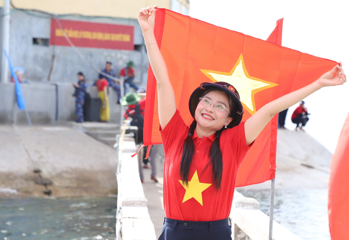 Chị Nguyễn Phạm Duy Trang - Bí thư Trung ương Đoàn, Chủ tịch Hội đồng Đội Trung ương, Trưởng đoàn Hành trình “Tuổi trẻ vì biển, đảo quê hương” năm 2024 giương cao cờ Tổ quốc khi cùng đoàn đến thăm đảo Đá Đông B.