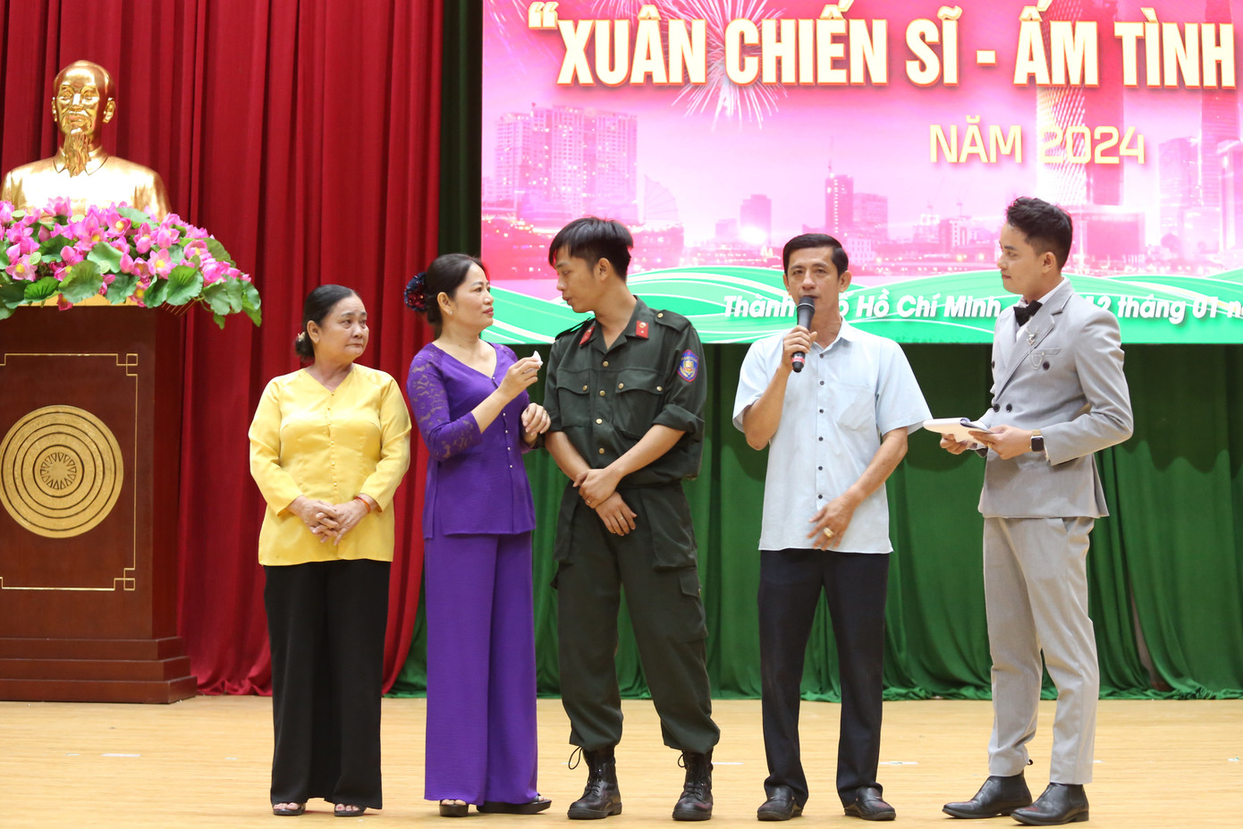 Chiến sĩ Nguyễn Hải Quân (giữa) – đoàn viên Liên Chi đoàn 2, Đoàn Thanh niên Trung đoàn Cảnh sát cơ động, xúc động giây phút được Ban tổ chức kết nối gặp trực tiếp mẹ và những người thân yêu của mình trước thềm Tết Nguyên đán. Mùa xuân này, Hải Quân cùng đơn vị làm nhiệm vụ trực Tết, đảm bảo an ninh trật tự để nhân dân an tâm đón xuân, vui tết.