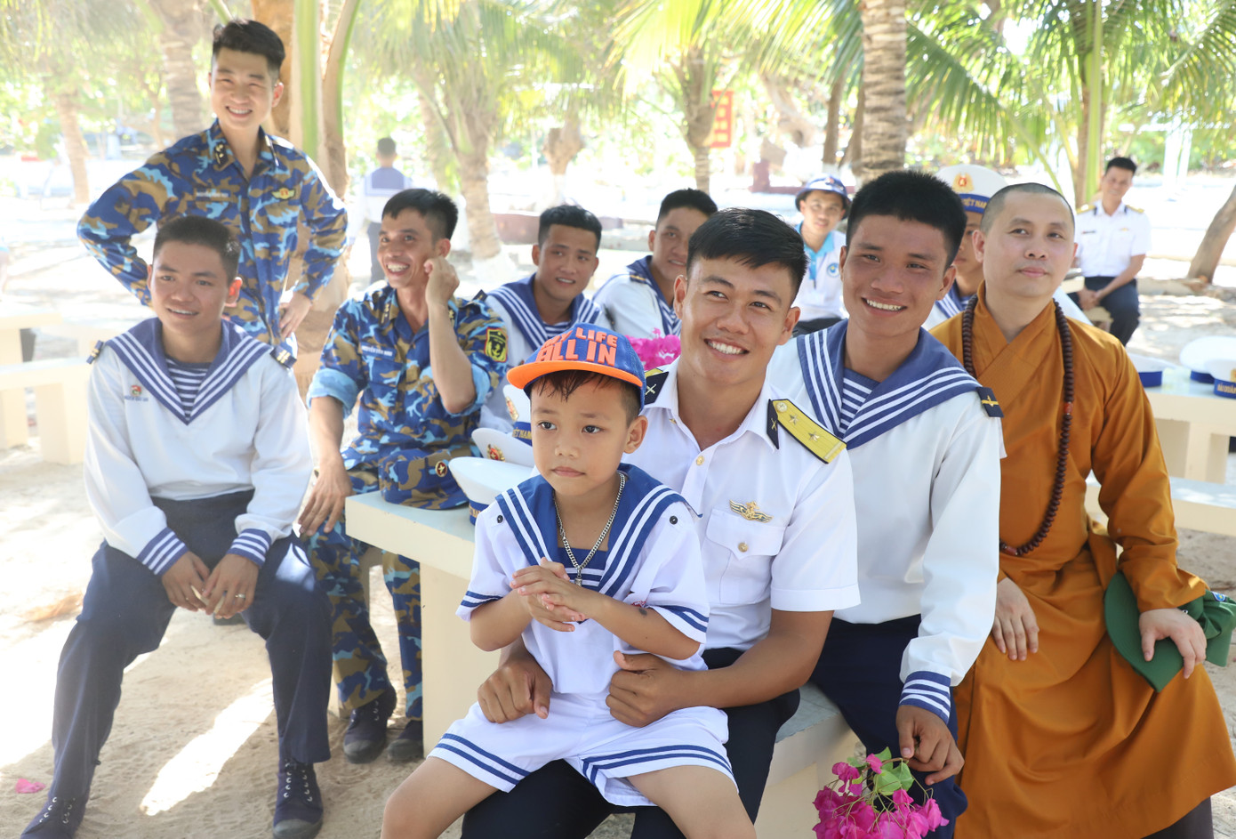 Thành viên đoàn hành trình thăm hỏi, chung vui các hoạt động cùng cán bộ, chiến sĩ và nhân dân các trên các đảo. Thành viên đoàn hành trình thăm hỏi, chung vui các hoạt động cùng cán bộ, chiến sĩ và nhân dân các trên các đảo.