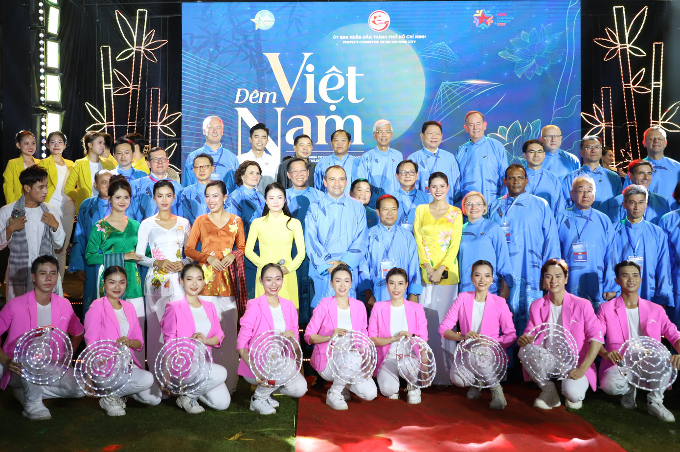 Trước đó, các vị khách quốc tế đã cùng dự chương trình nghệ thuật "Đêm Việt Nam" với một không gian âm nhạc nhiều phong vị văn hóa đặc sắc của các vùng miền đất nước Việt Nam.