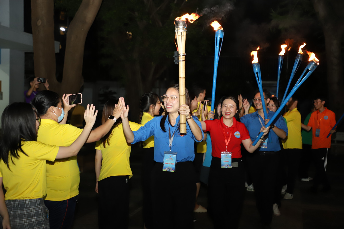 Chị Trần Hoài Minh - Ủy viên Ban Chấp hành T.Ư Đoàn, Phó trưởng Ban Quốc tế T.Ư Đoàn cùng tham gia đêm giao lưu lửa trại với các đại biểu thanh niên.