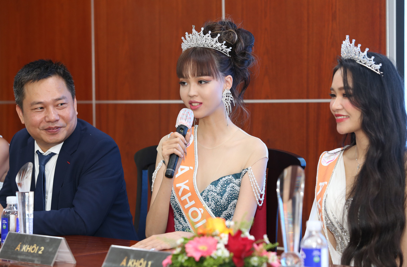 Á khôi 2 Dương Kim Thanh (sinh viên Trường đại học Công nghệ TPHCM) bày tỏ trân trọng, biết ơn những sự hỗ trợ, giúp đỡ của mọi người để cô có được thành quả tại đêm thi quyết định. Á khôi 2 Dương Kim Thanh (sinh viên Trường đại học Công nghệ TPHCM) bày tỏ trân trọng, biết ơn những sự hỗ trợ, giúp đỡ của mọi người để cô có được thành quả tại đêm thi quyết định.