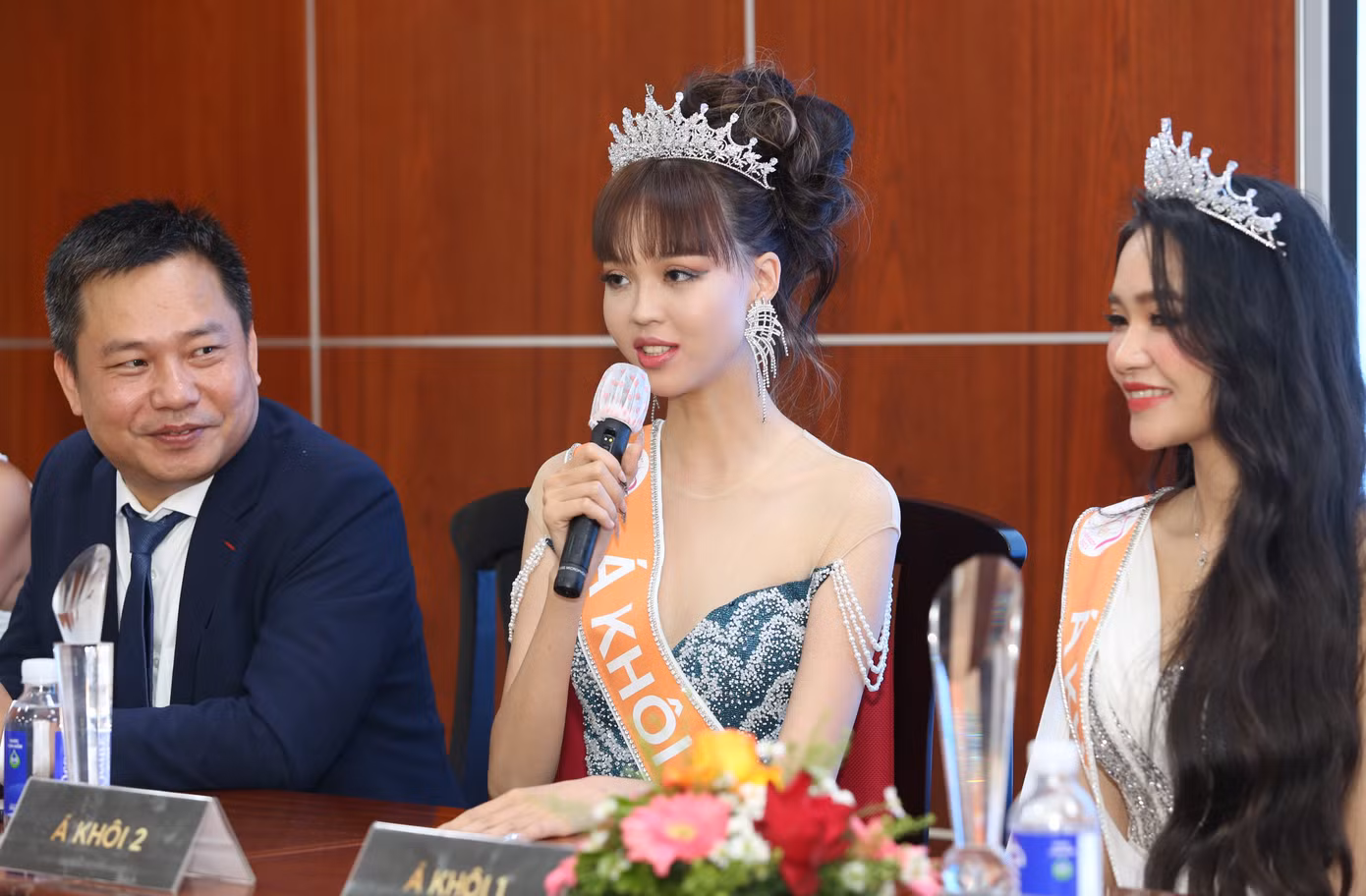 Á khôi 2 Dương Kim Thanh (sinh viên Trường đại học Công nghệ TPHCM) bày tỏ trân trọng, biết ơn những sự hỗ trợ, giúp đỡ của mọi người để cô có được thành quả tại đêm thi quyết định.