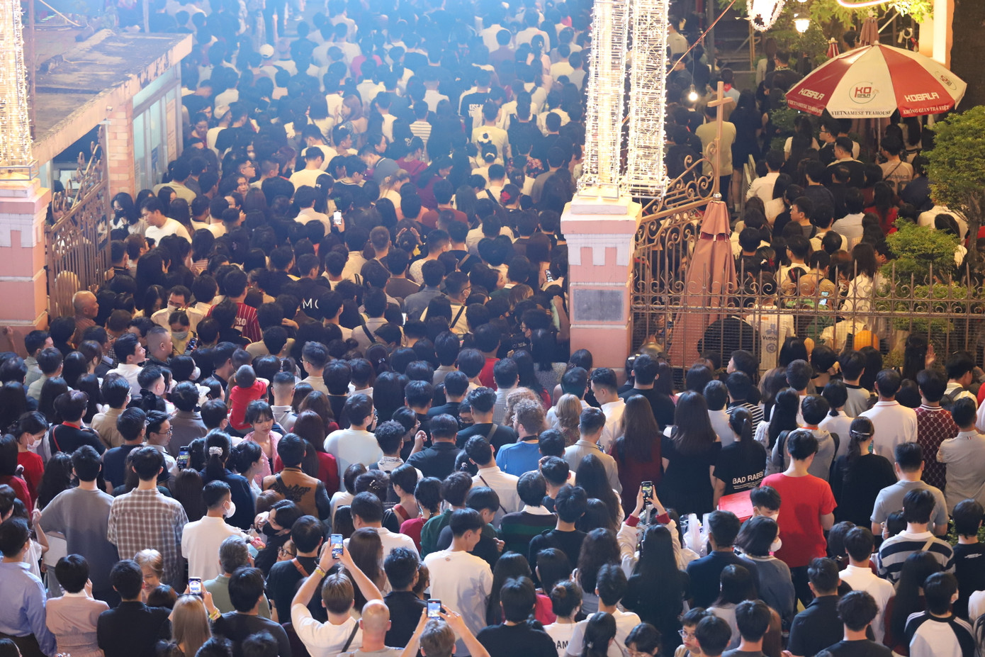 Gần 23h, hàng nghìn người dự lễ tại nhà thờ Tân Định.