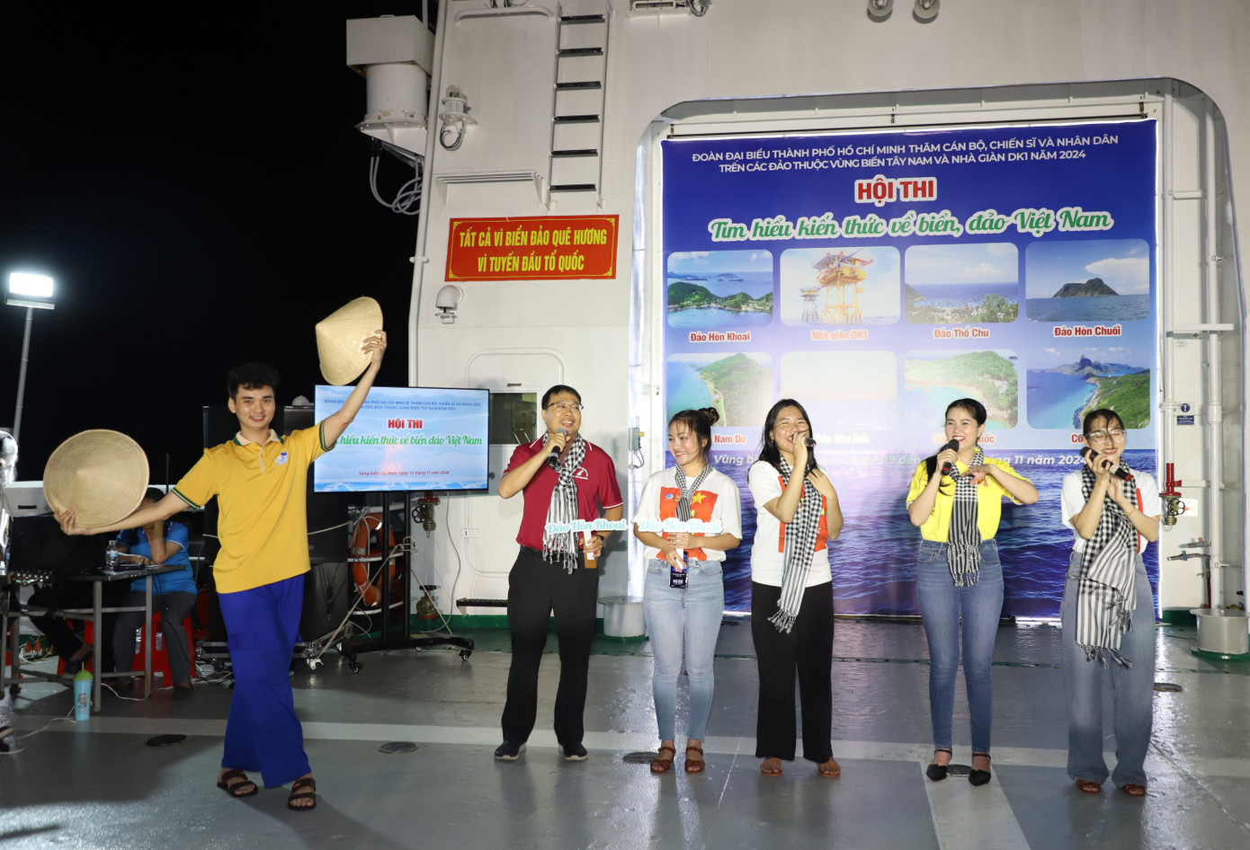 Cũng trong chuyến hải trình, các đại biểu cùng thi tài sôi nổi với hội thi tìm hiểu về biển, đảo Việt Nam.