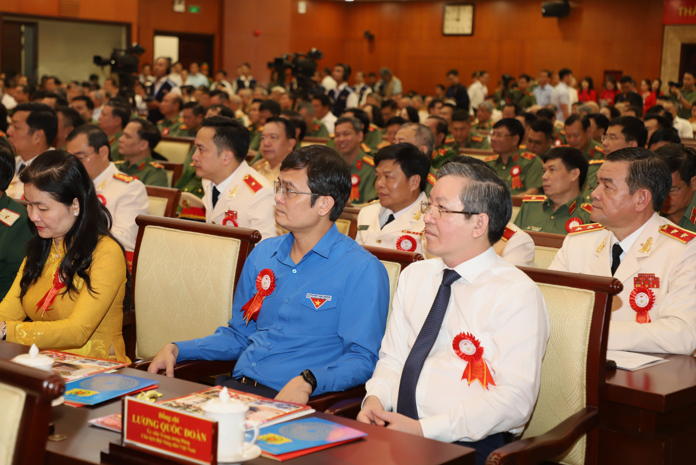 Anh Bùi Quang Huy (áo xanh) - Ủy viên dự khuyết Ban chấp hành Trung ương Đảng, Bí thư thứ Nhất Trung ương Đoàn - tham dự chương trình. Ảnh: Ngô Tùng.