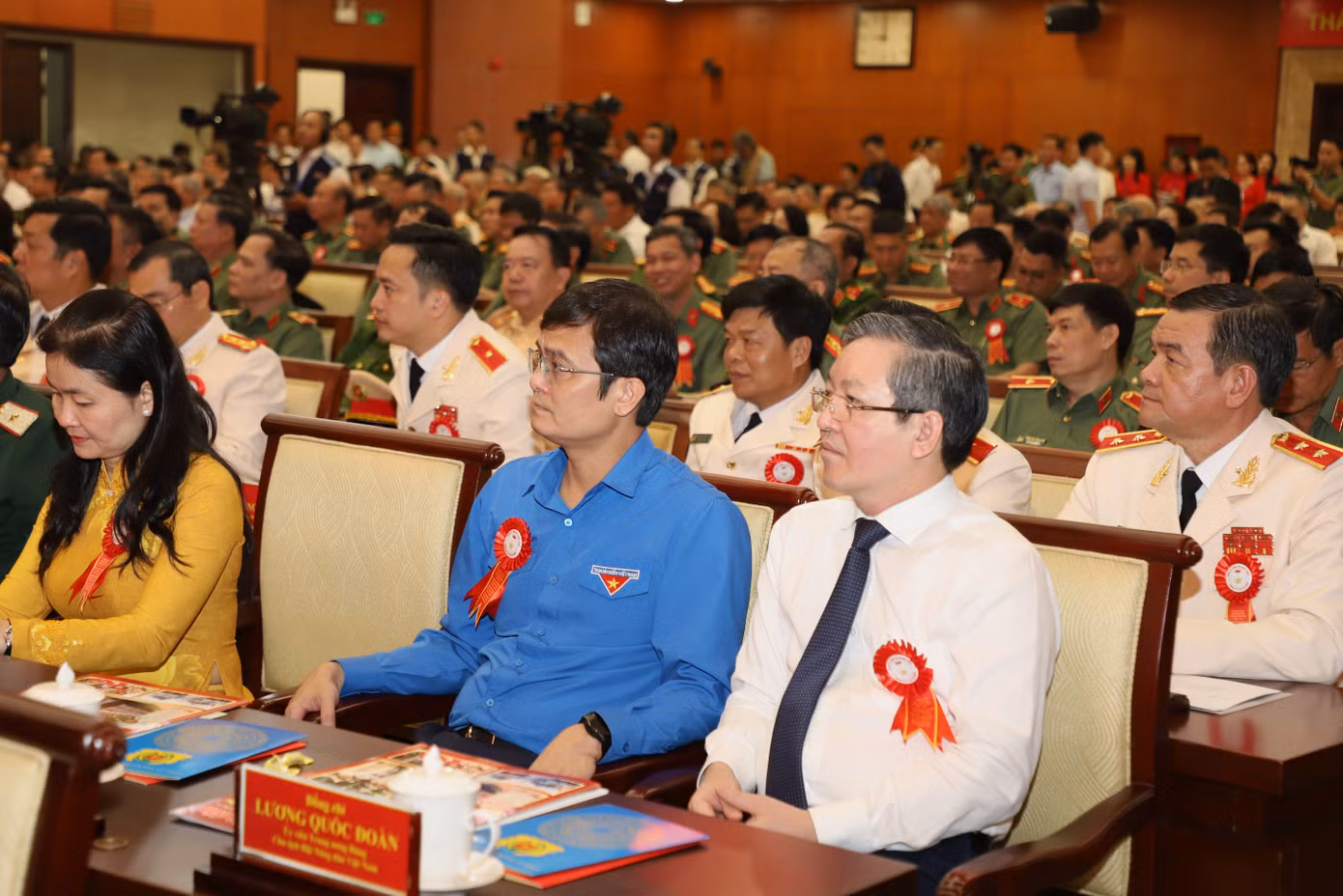 Anh Bùi Quang Huy (áo xanh) - Ủy viên dự khuyết Ban chấp hành Trung ương Đảng, Bí thư thứ Nhất Trung ương Đoàn - tham dự chương trình. Ảnh: Ngô Tùng.