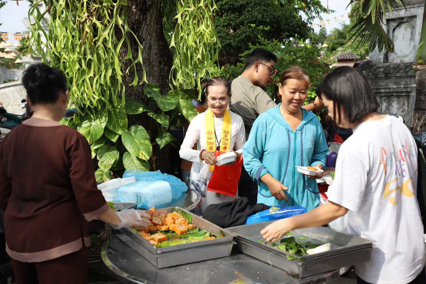 Rất nhiều món ăn chay ngon miệng được chuẩn bị chu đáo từ trước.