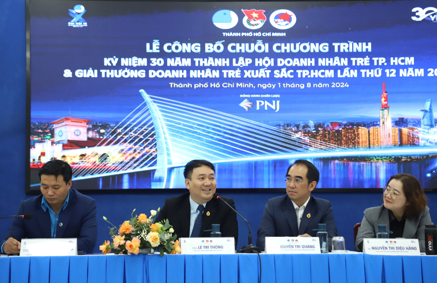 Chủ tịch Hội Doanh nhân trẻ TPHCM Lê Trí Thông trao đổi tại buổi lễ. Ảnh: Ngô Tùng Chủ tịch Hội Doanh nhân trẻ TPHCM Lê Trí Thông trao đổi tại buổi lễ. Ảnh: Ngô Tùng