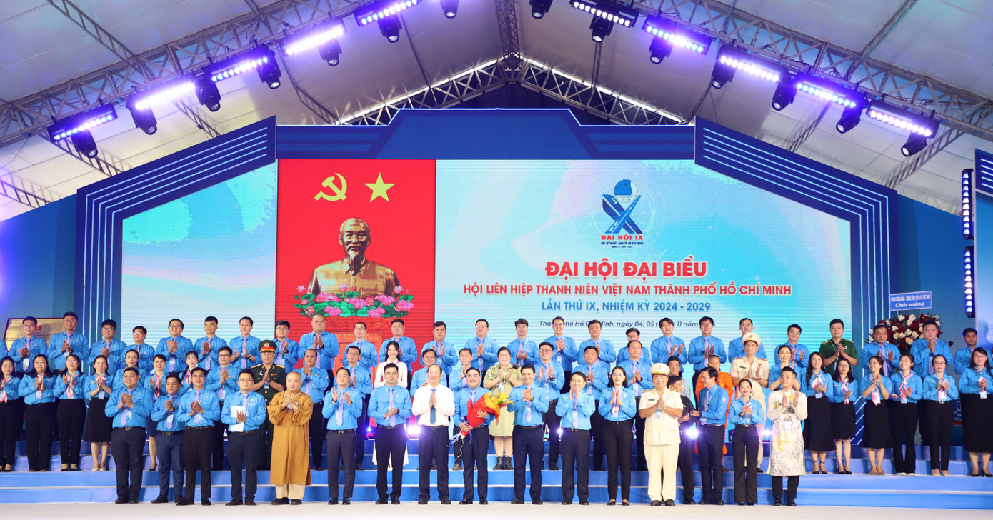 Lãnh đạo TPHCM chúc mừng tập thể Ủy ban Hội LHTN thành phố khóa mới.