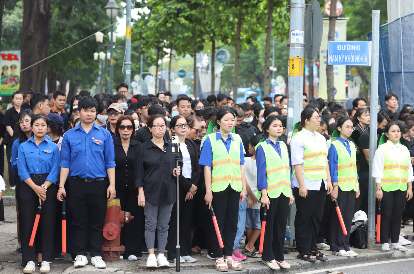 Bạn trẻ lắng lòng tiễn biệt Tổng Bí thư Nguyễn Phú Trọng - Người đã dành nhiều tình cảm và sự kỳ vọng đối với thế hệ trẻ.