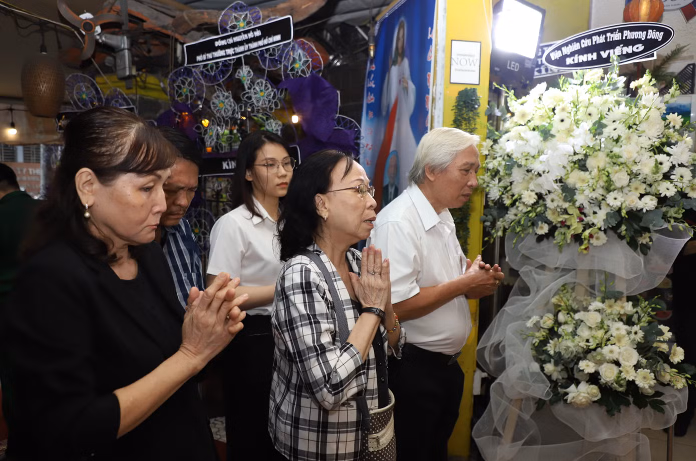 Đông đảo các nhà khoa học, bạn bè thân hữu và thế hệ hậu bối đến viếng bậc học giả uyên thâm trong giới sử học nước nhà. Ảnh: Ngô Tùng