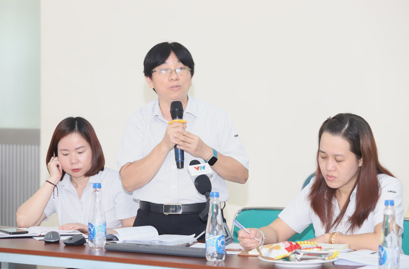 Đại diện doanh nghiệp thông tin công tác chăm lo bữa ăn cho người lao động. Ảnh: Ngô Tùng