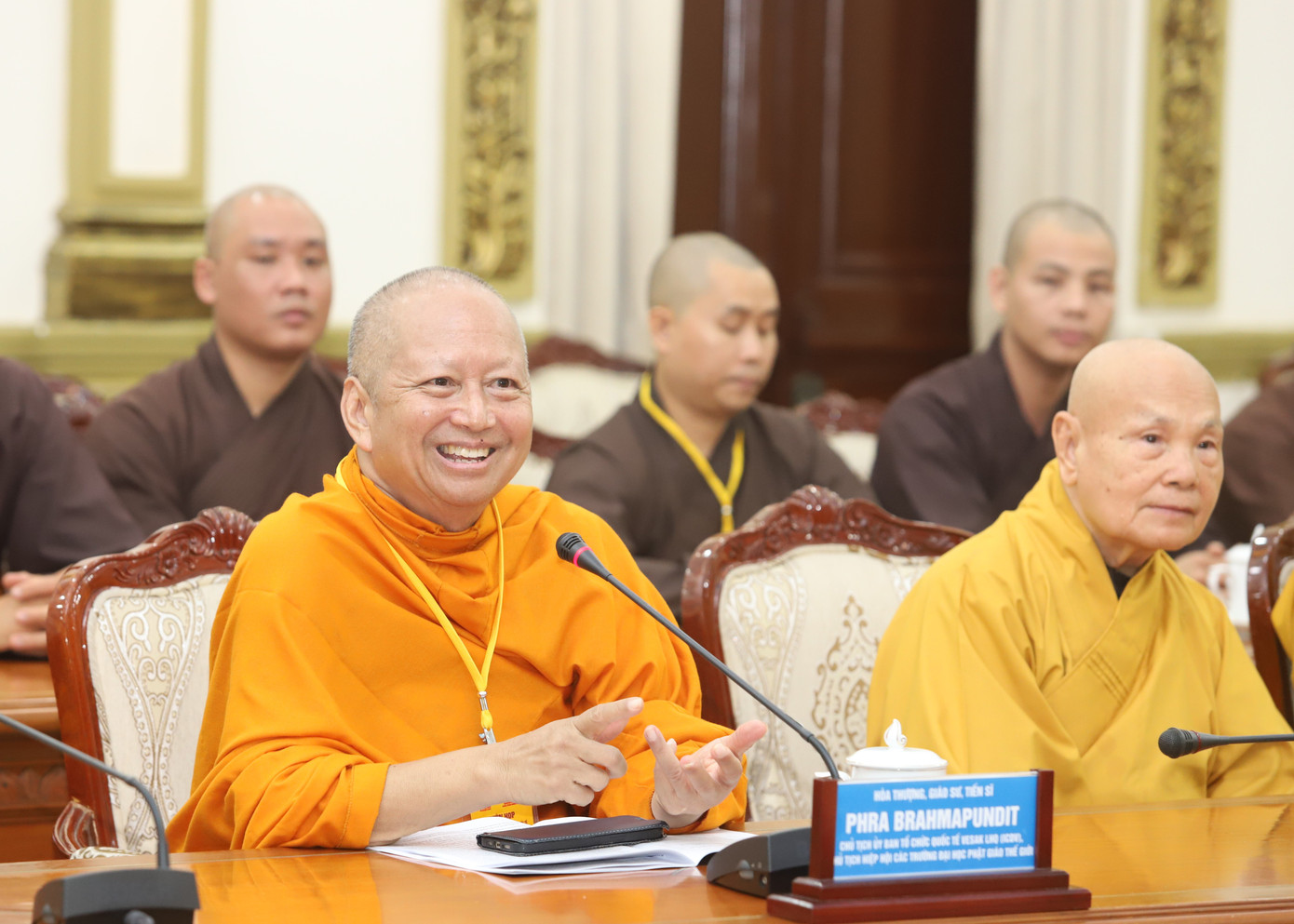 Hòa thượng, GS.TS Phra Brahmapundit chia sẻ tại buổi gặp gỡ.