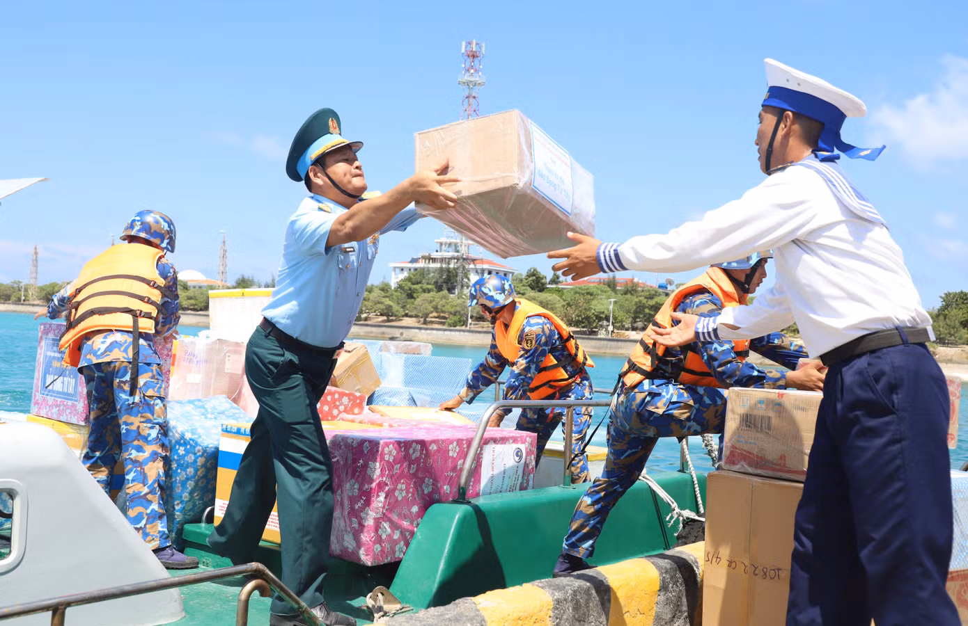 Những món quà nghĩa tình được gói ghém chuyển từ đất liền gửi đến các cán bộ, chiến sĩ ngoài đảo xa.