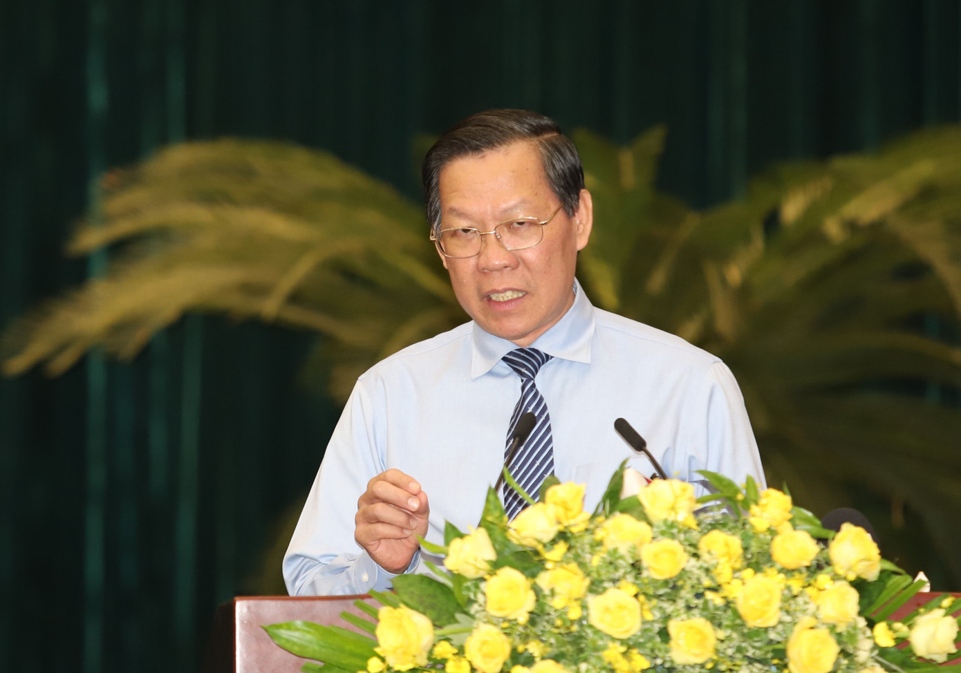 Chủ tịch UBND TPHCM Phan Văn Mãi trao đổi tại hội nghị. Ảnh: Ngô Tùng