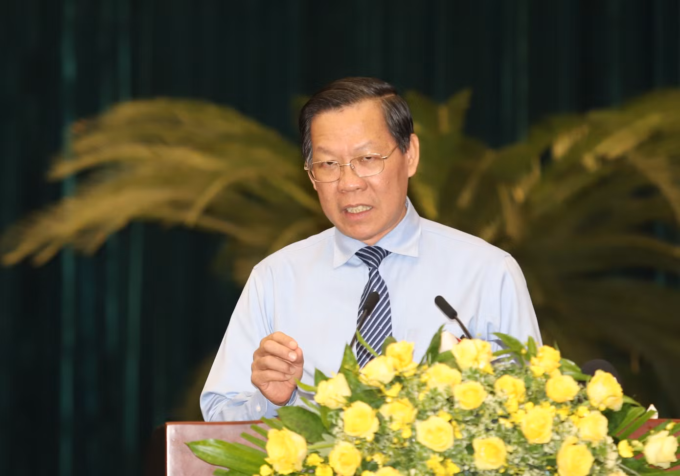 Chủ tịch UBND TPHCM Phan Văn Mãi trao đổi tại hội nghị. Ảnh: Ngô Tùng