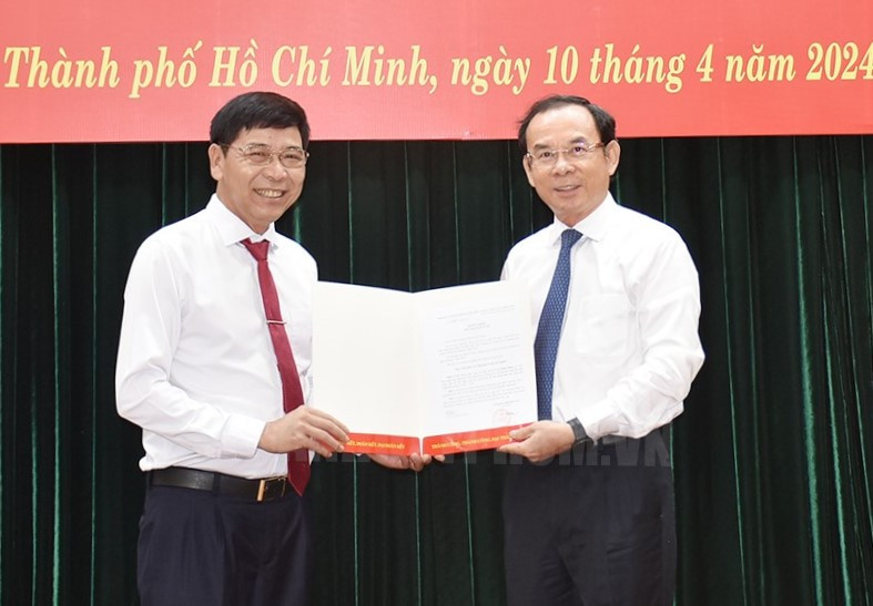 Bí thư Thành ủy TPHCM Nguyễn Văn Nên trao quyết định cho ông Lê Minh Dũng. Ảnh: Thành ủy TPHCM