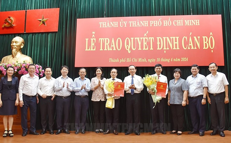 Bí thư Thành ủy TPHCM cùng cán bộ Thành ủy chúc mừng hai cán bộ vừa được phân công nhiệm vụ mới. Ảnh: Thành ủy TPHCM