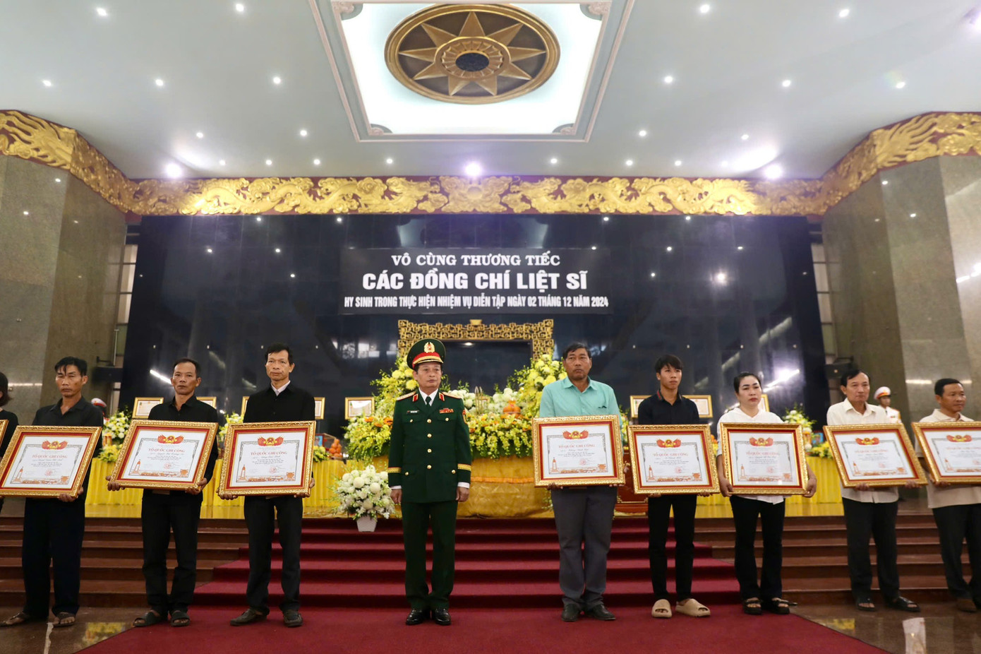 Trung tướng Trần Hoài Trung - Chính ủy Quân khu 7 trao Bằng Tổ quốc ghi công đến thân nhân các liệt sĩ.