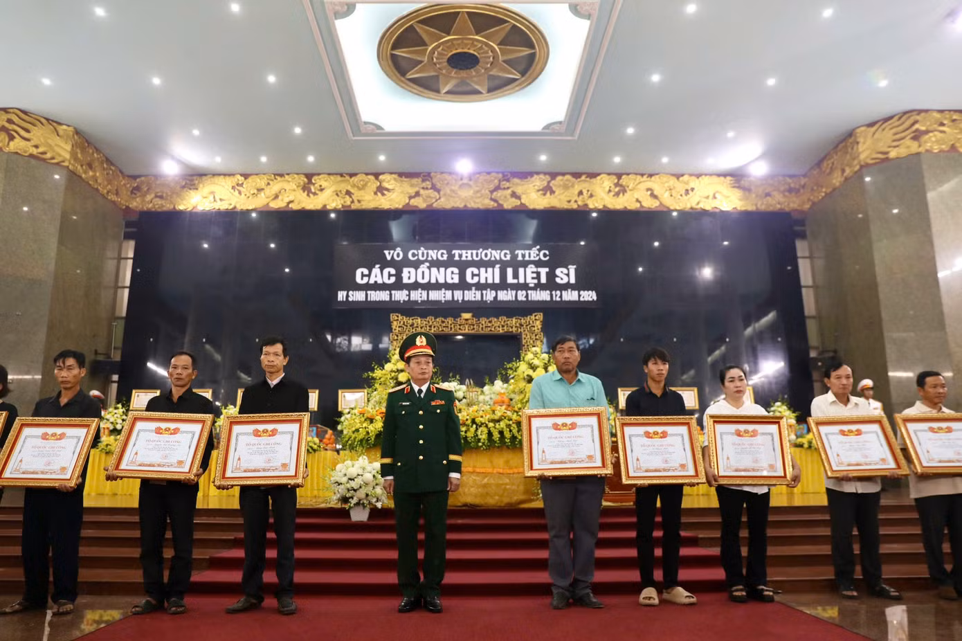 Trung tướng Trần Hoài Trung - Chính ủy Quân khu 7 trao Bằng Tổ quốc ghi công đến thân nhân các liệt sĩ.