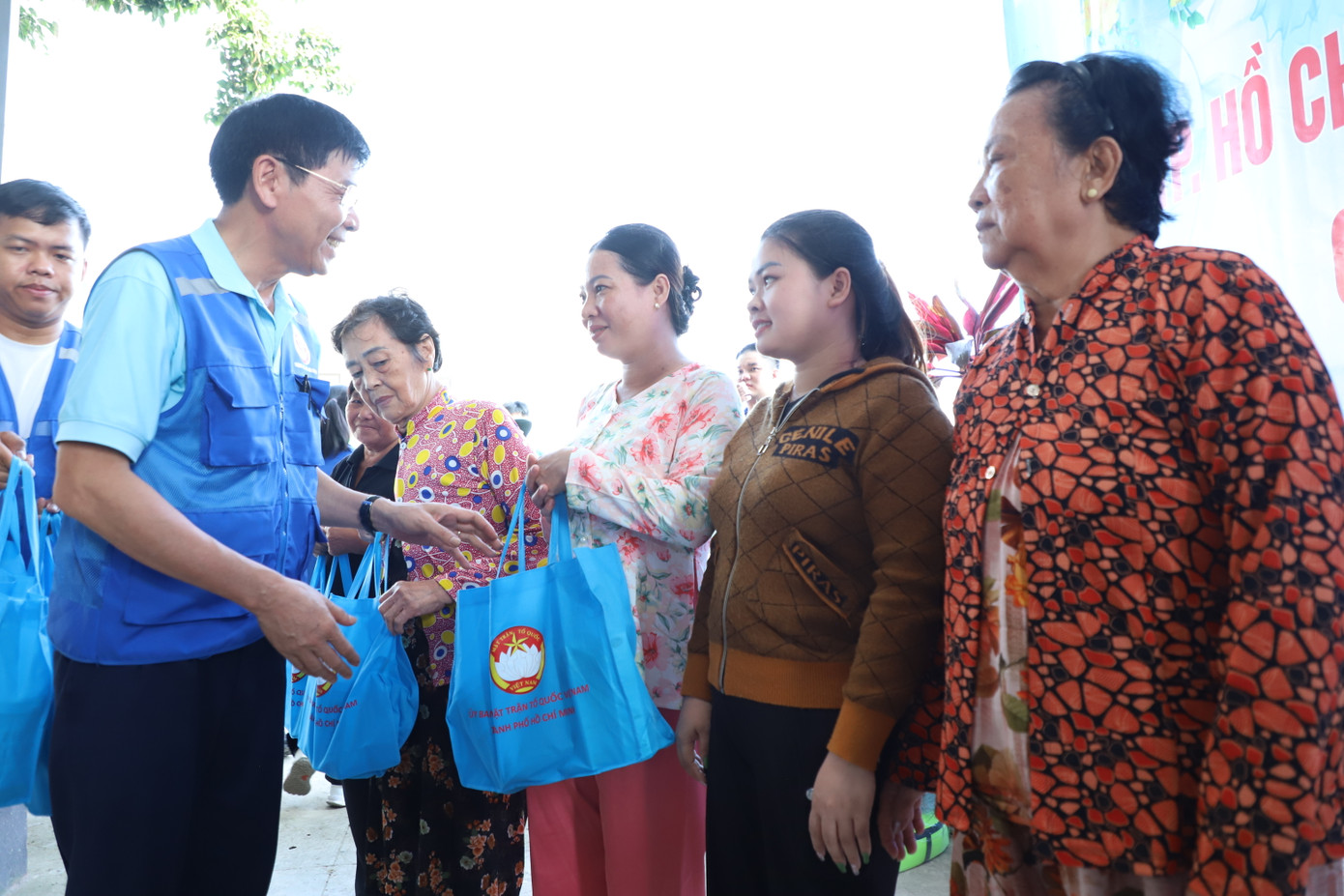 Lãnh đạo đoàn công tác gửi tặng những phần quà ý nghĩa của Đảng bộ, chính quyền và nhân dân TPHCM đến quân và dân trên đảo Nam Du. Ảnh: Ngô Tùng Lãnh đạo đoàn công tác gửi tặng những phần quà ý nghĩa của Đảng bộ, chính quyền và nhân dân TPHCM đến quân và dân trên đảo Nam Du. Ảnh: Ngô Tùng