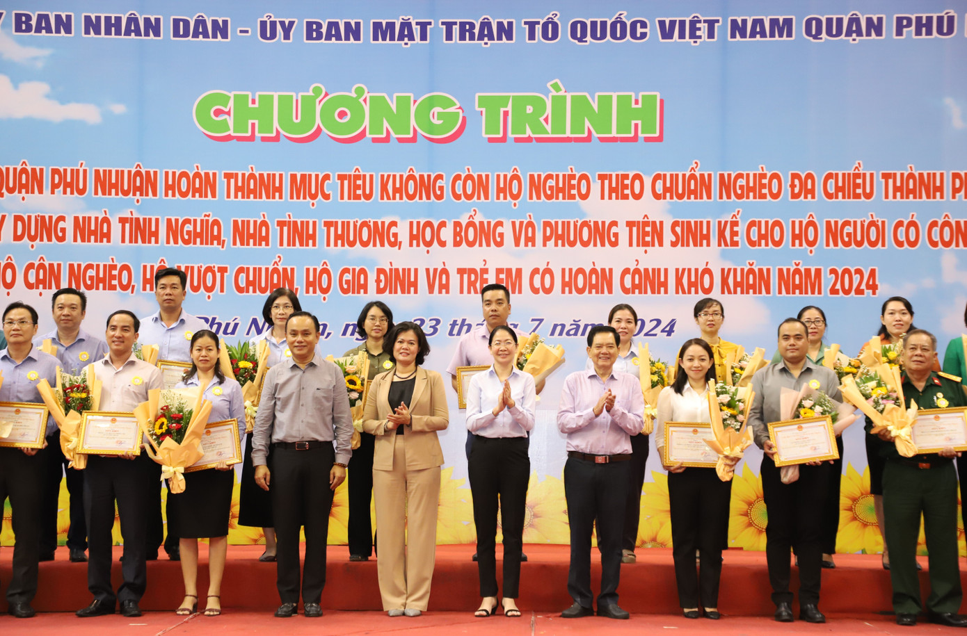Dịp này, Ủy ban MTTQ Việt Nam TPHCM và chính quyền quận Phú Nhuận vinh danh các đơn vị đóng góp tích cực cho công tác giảm nghèo bền vững trên địa bàn. Ảnh: Ngô Tùng