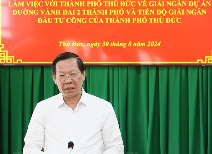 Chủ tịch UBND TPHCM Phan Văn Mãi trao đổi tại buổi làm việc. Ảnh: Thành ủy TPHCM