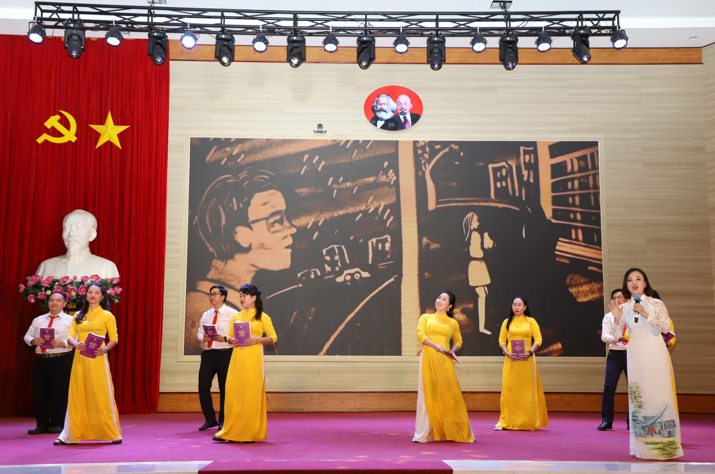 Tiết mục đơn ca "Người thầy" do các học viên thể hiện. Tiết mục đơn ca "Người thầy" do các học viên thể hiện.