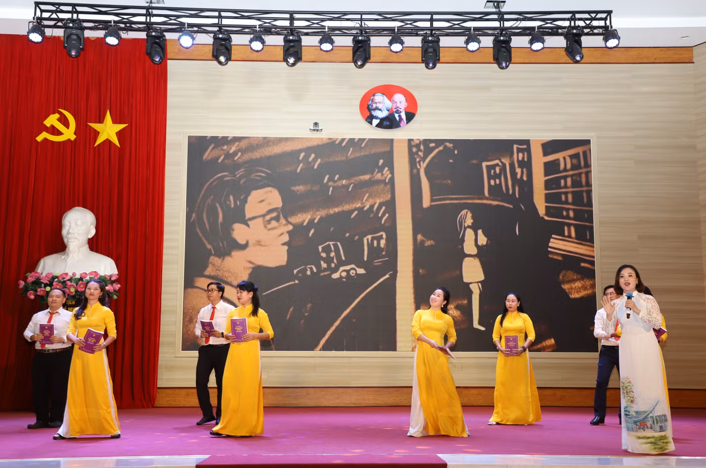 Tiết mục đơn ca "Người thầy" do các học viên thể hiện. Tiết mục đơn ca "Người thầy" do các học viên thể hiện.