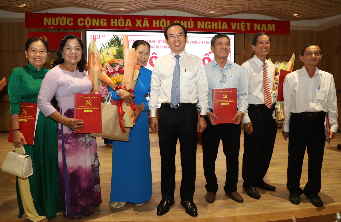 Bí thư Thành ủy TPHCM Nguyễn Văn Nên chúc mừng các nhân sự được cử tham gia hoạt động khu phố mới trên địa bàn phường Hiệp Bình Phước. Bí thư Thành ủy TPHCM Nguyễn Văn Nên chúc mừng các nhân sự được cử tham gia hoạt động khu phố mới trên địa bàn phường Hiệp Bình Phước.