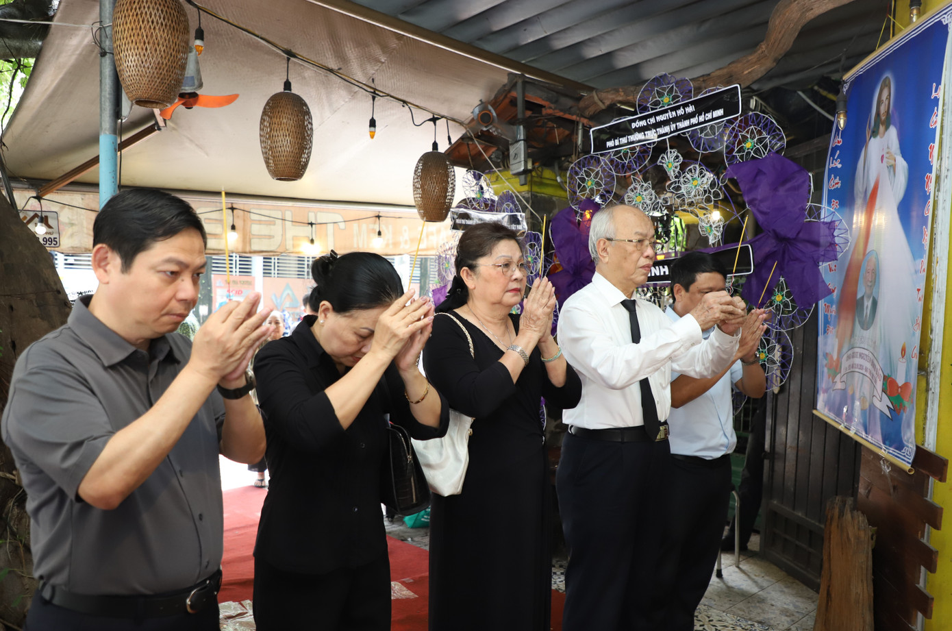 GS.TS Trình Quang Phú (thứ hai từ phải qua) thắp nén hương tiễn biệt nhà nghiên cứu đàn anh. GS.TS Trình Quang Phú (thứ hai từ phải qua) thắp nén hương tiễn biệt nhà nghiên cứu đàn anh.