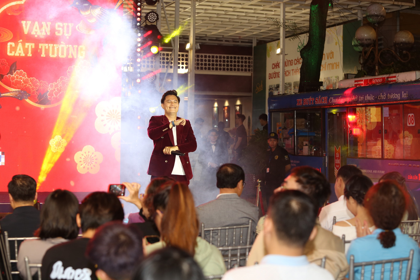 Cũng tại đêm nhạc, nhiều nghệ sĩ, gương mặt truyền hình nổi bật đã gửi đến khán thính giả những ca khúc tươi vui, rộn ràng trong không khí năm mới đang ngập tràn.